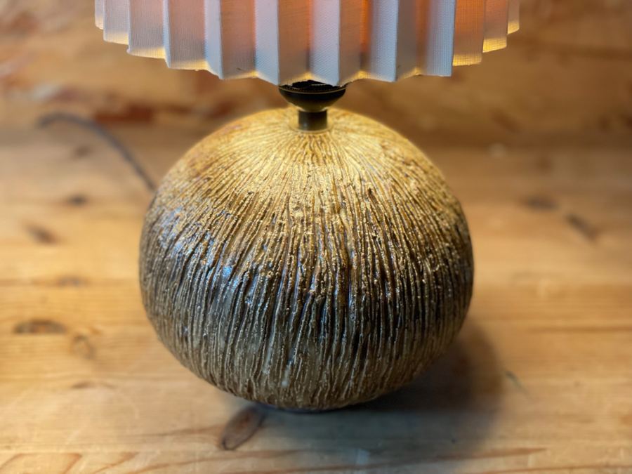 Bark globe lamp base radiating lines closeup