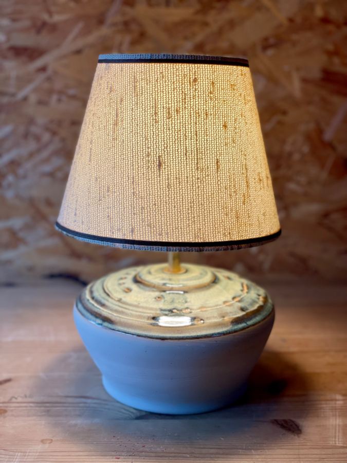Squat bowl lamp with woven raffia shade